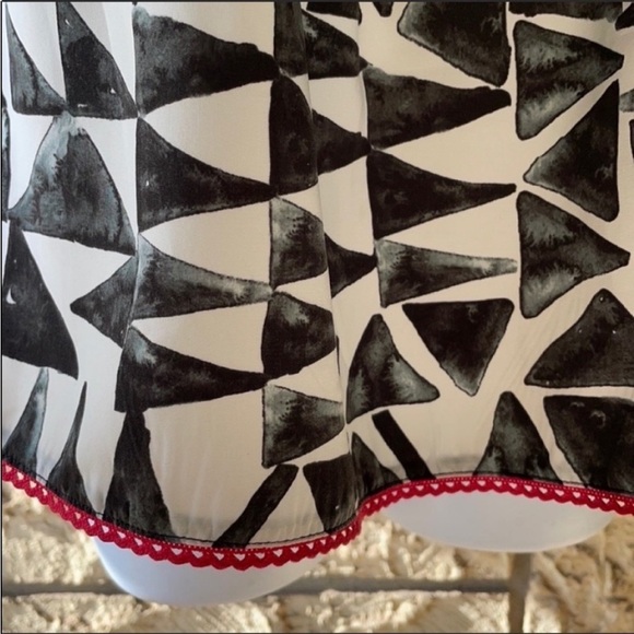 Jack By BB Dakota black & White Off shoulder
Size Small - Picture 6 of 12